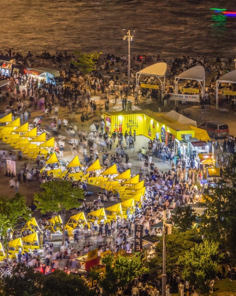 Bạn có thể thưởng thức bữa tối ngoài trời để tận hưởng không khí trong lành và lắng nghe tiếng nhạc đường phố du dương