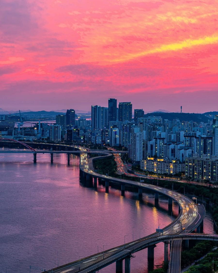 Hoàng hôn trên sông Hàn ở Seoul là một trong những cảnh tượng lãng mạn và đáng nhớ nhất mà bạn có thể trải nghiệm khi đến Hàn Quốc