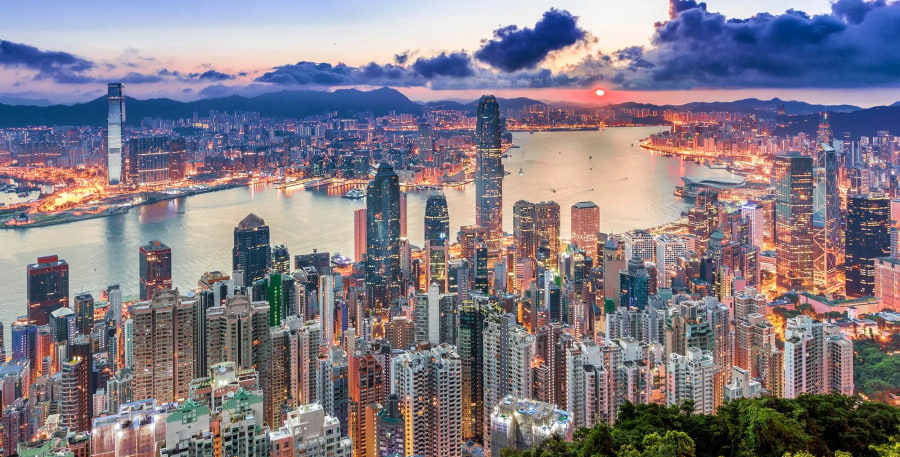Đảo Hồng Kông là trung tâm kinh tế, tài chính và văn hóa của thành phố, nơi những tòa nhà chọc trời vươn cao chạm mây