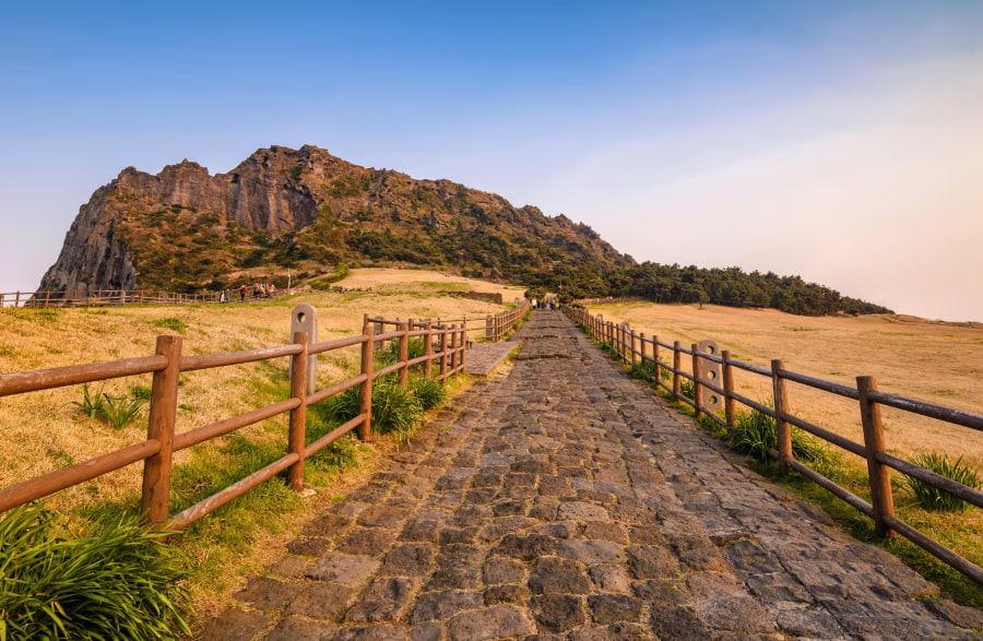 Đỉnh Seongsan Ilchulbong hay còn gọi là "Đỉnh Bình Minh", là một di sản thiên nhiên thế giới được UNESCO công nhận