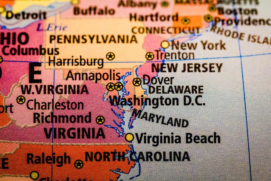 Washington D.C tọa lạc ở bờ Đông nước Mỹ, nằm giữa hai bang Maryland và Virginia