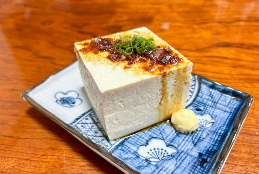 Shima Tofu là một món ăn truyền thống và quen thuộc trong các bữa ăn hàng ngày của người dân Okinawa