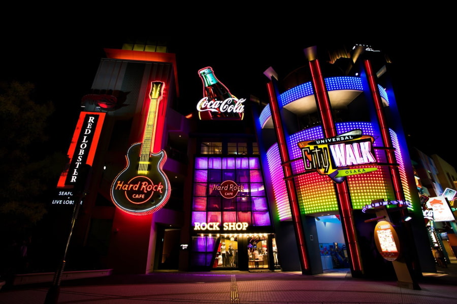 Universal Citywalk Osaka là khu phức hợp giải trí, mua sắm và ăn uống nằm ngay bên ngoài cổng vào của Universal Studios Japan