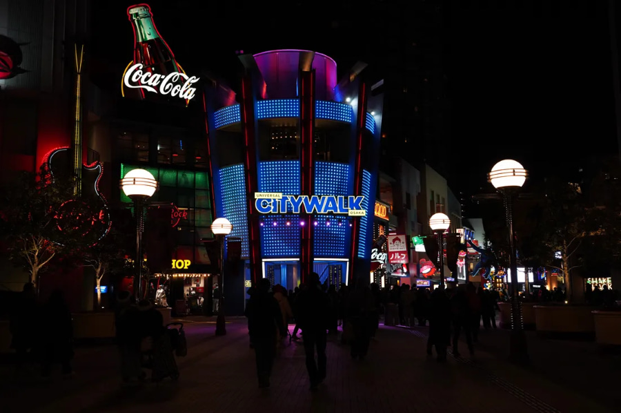 Universal Citywalk Osaka bừng sáng với những ánh đèn neon lấp lánh, tạo nên một không khí vô cùng sống động và náo nhiệt