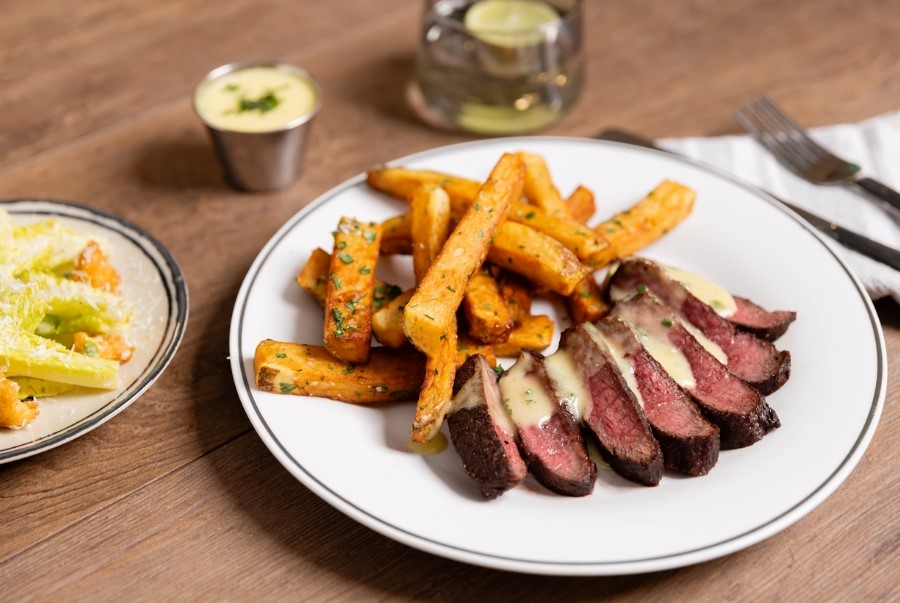 Steak frites là món ăn quen thuộc của người dân bản địa Pháp