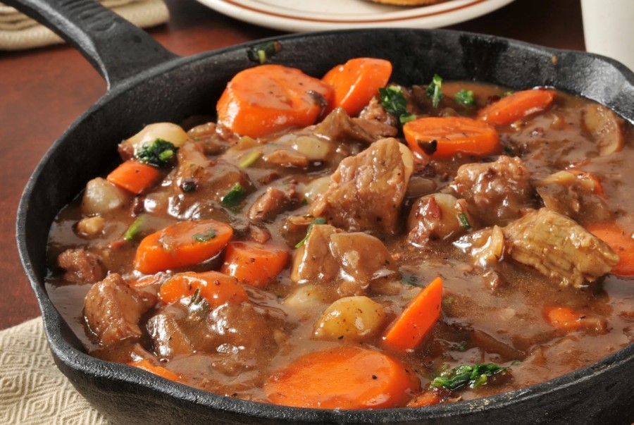Boeuf bourguignon mang đến cảm giác ấm áp rõ rệt, với thịt bò mềm, thấm vị và nước sốt đậm đà