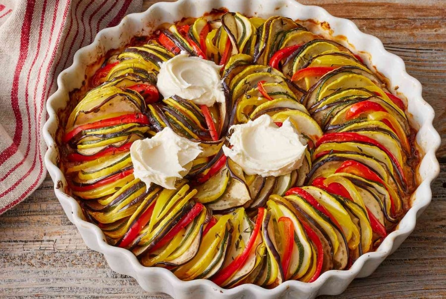 Ratatouille được chế biến từ những nguyên liệu quen thuộc như cà tím, bí ngòi, cà chua, ớt chuông, hành tây và tỏi