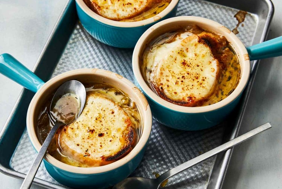 Onion soup là món súp hành tây truyền thống có lịch sử lâu đời trong ẩm thực Pháp
