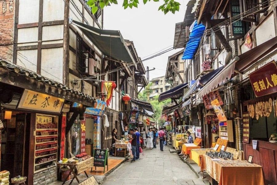 Những gian hàng đồ thủ công và quà lưu niệm trong phố cổ Ciqikou