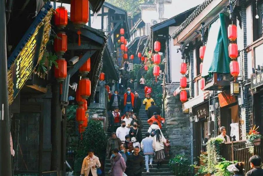 Những con ngõ nhỏ lát đá xanh, rực rỡ đèn lồng đỏ ở phố cổ Ciqikou