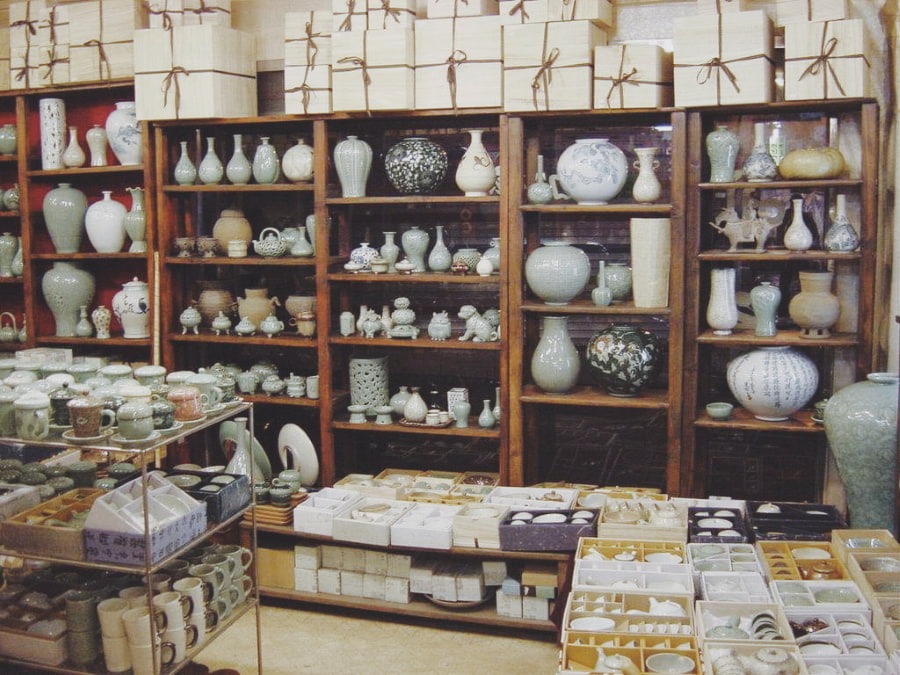 Lựa chọn một món đồ thủ công mỹ nghệ làm quà tặng sau chuyến du lịch Seoul là cách tuyệt vời để lưu giữ và trao gửi những giá trị văn hóa truyền thống độc đáo