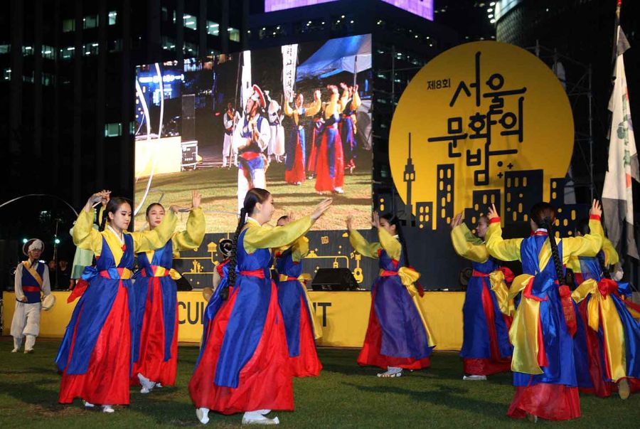 Du khách có thể xem những tiết mục biểu diễn văn hoá tại lễ hội văn hoá Seoul