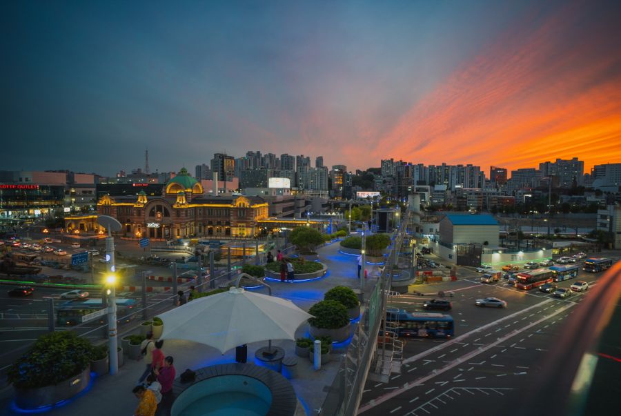 Khung cảnh lãng mạn của Seoullo 7017 khi hoàng hôn buông xuống