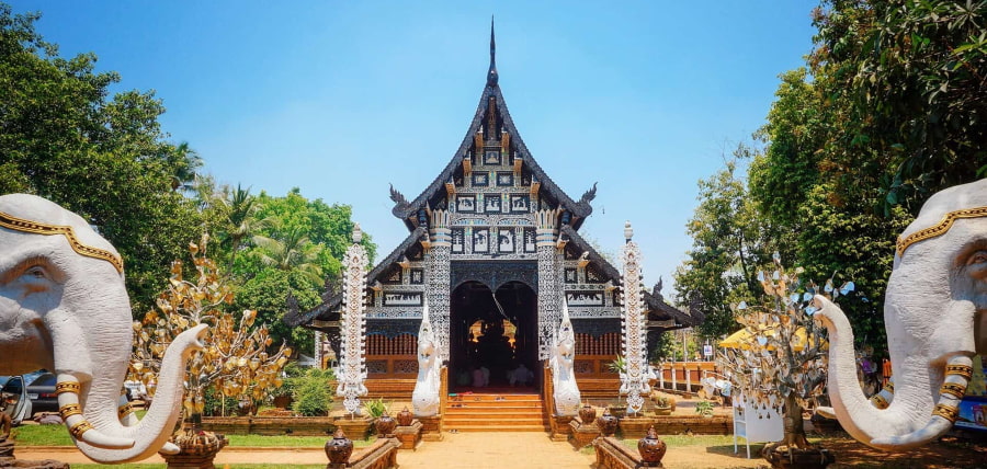 Wat Lok Mol gây ấn tượng mạnh với kiến trúc gỗ Lanna truyền thống và đầy tinh xảo