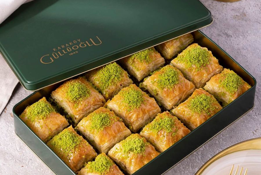 Baklava là món bánh ngọt truyền thống được làm từ nhiều lớp bột mỏng xen kẽ hạt pistachio hoặc óc chó