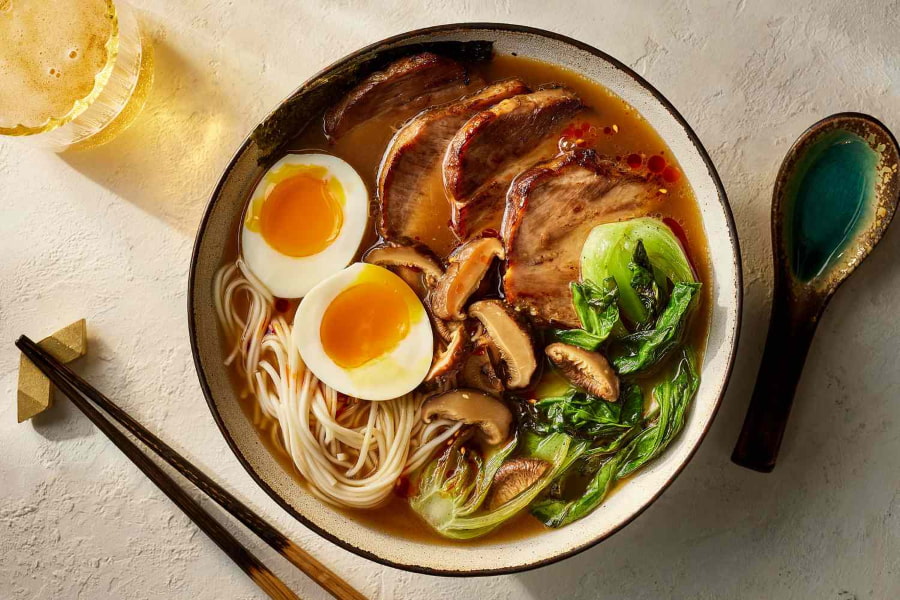 Thưởng thức một bát ramen nóng hổi, thơm lừng là một trải nghiệm ẩm thực bình dị mà đầy hấp dẫn