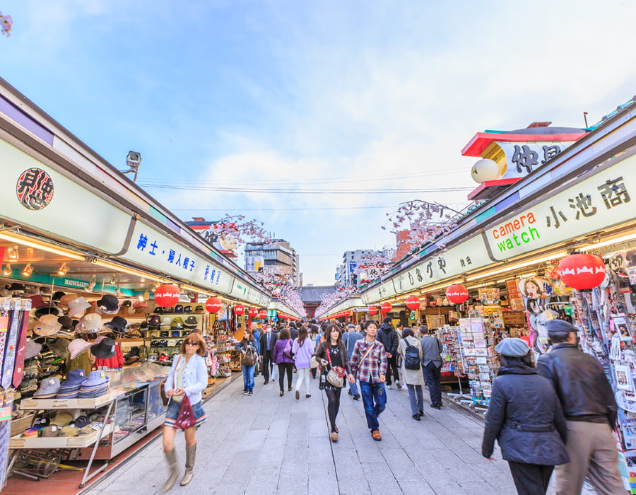 Dọc theo con phố Nakamise-dori là cơ hội tuyệt vời để bạn tìm mua những món quà độc đáo và mang đậm dấu ấn văn hóa Nhật Bản