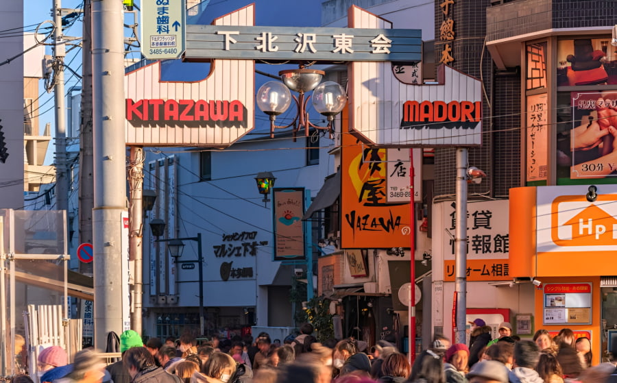 Không gian tại Shimokitazawa mang một chút hoài cổ, với những con phố nhỏ yên tĩnh và những cửa hàng bày biện đầy phong cách riêng