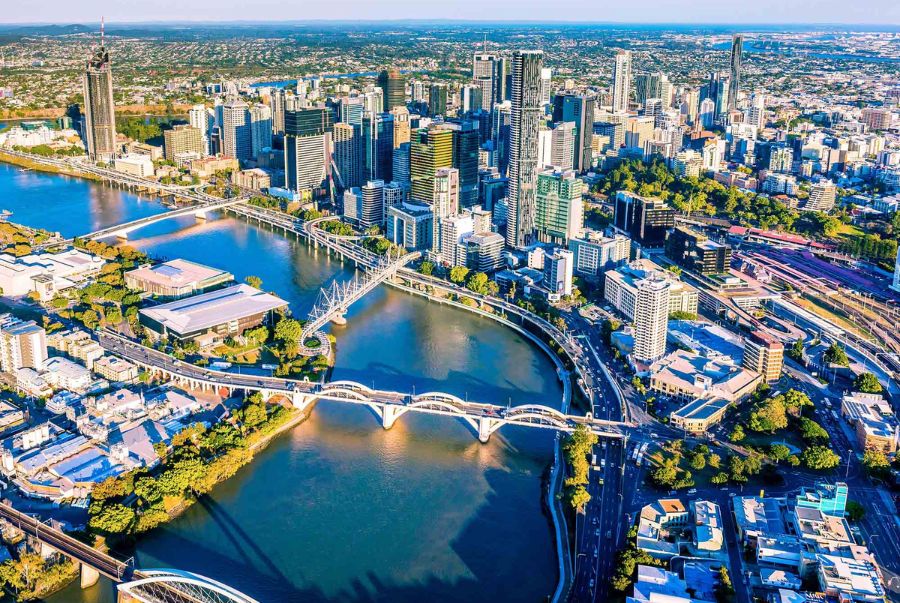 Brisbane nằm bên bờ sông Brisbane hiền hòa và là thành phố lớn thứ ba tại Úc (sau Sydney và Melbourne)