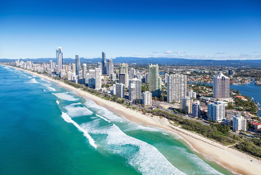 Gold Coast được ví như là thiên đường của biển xanh của nước Úc mùa hè