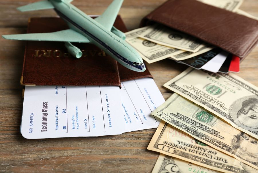 Vé máy bay luôn là khoản chi đầu tiên và cũng chiếm phần lớn nhất trong tổng ngân sách