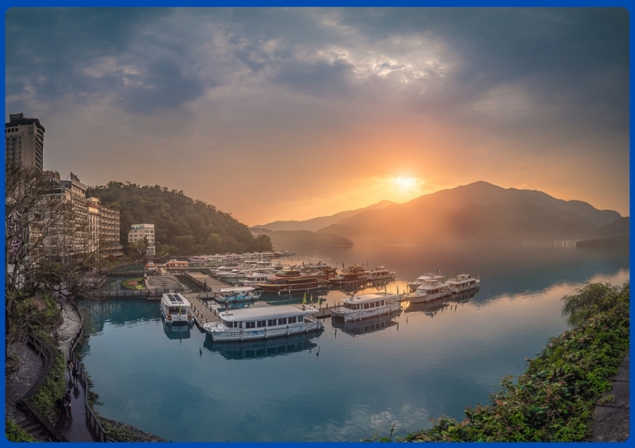 Vẻ đẹp mỗi khi hoàng hôn buông xuống tại khu vực Hồ Nhật Nguyệt