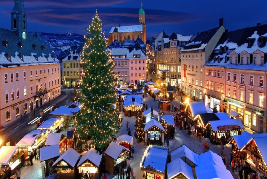 Quảng trường Marktplatz là trái tim sôi động của Rothenburg trong mùa lễ hội