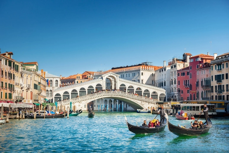 Venice nổi tiếng thế giới bởi vị trí độc đáo được xây dựng trên hơn một trăm hòn đảo nhỏ