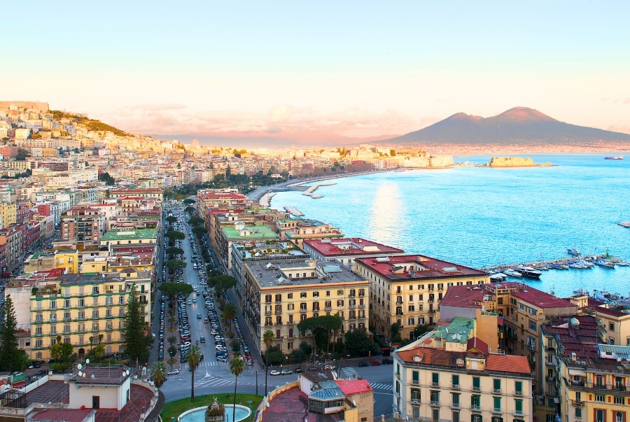 Naples là thành phố nằm bên vịnh Naples