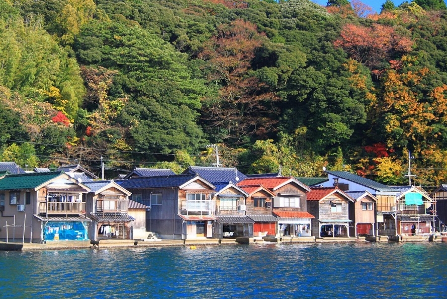 Làng chài Ine gây ấn tượng với hơn 200 ngôi nhà funaya xếp dọc theo vịnh biển