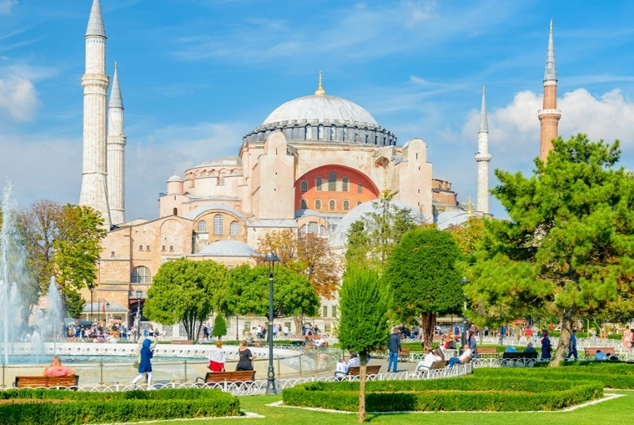 Nhà thờ Hagia Sophia là địa điểm tham quan nổi tiếng nhất mỗi khi nhắc về Istanbul