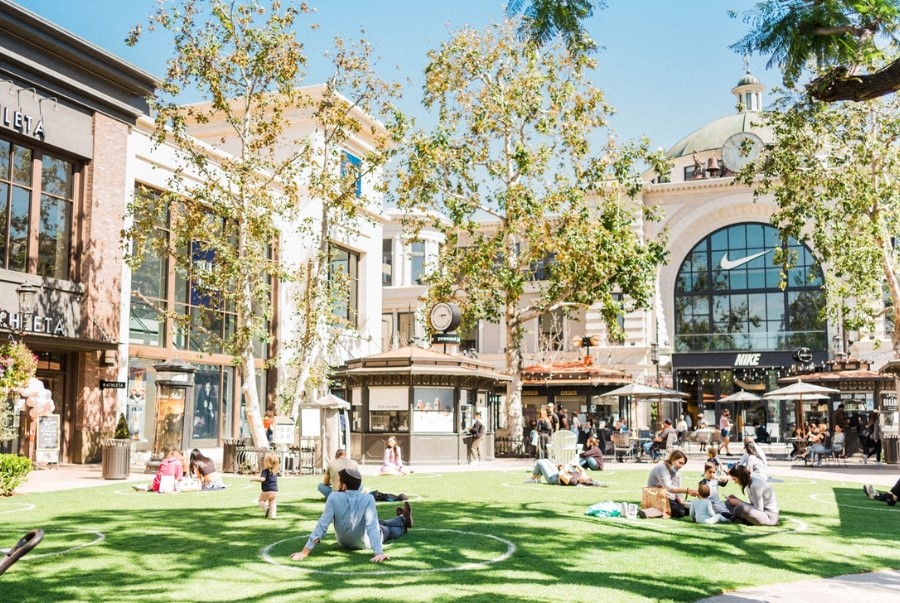 The Grove quy tụ nhiều thương hiệu thời trang phổ biến, cửa hàng mỹ phẩm, đồ gia dụng và quà lưu niệm