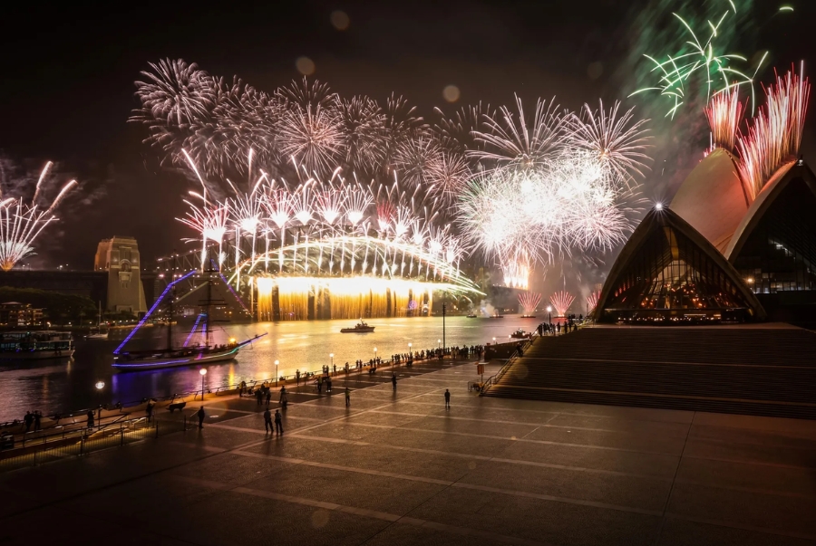 Khu vực trước nhà hát có tầm nhìn bao quát toàn bộ cầu cảng Sydney