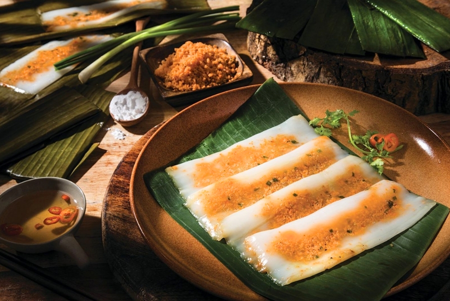 Bánh nậm là món bánh truyền thống gắn liền với văn hóa cố đô được làm từ bột gạo ăn cùng với nhân tôm thịt