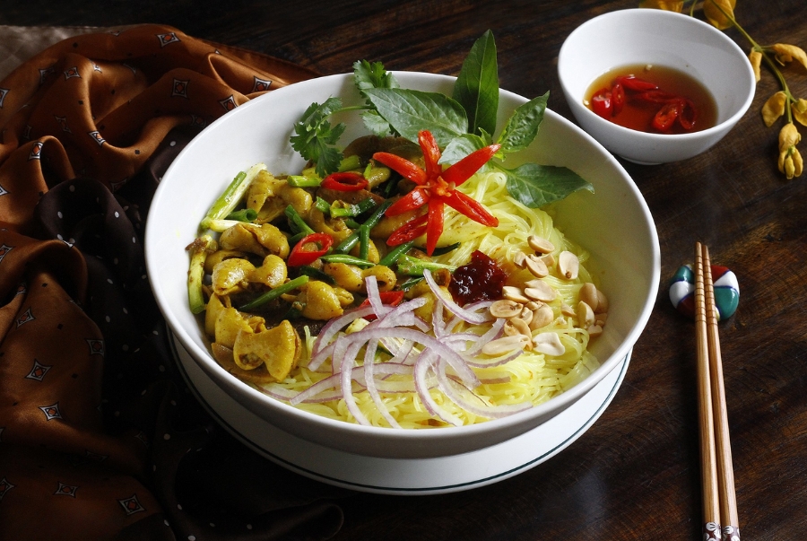 Bún nghệ bao gồm sợi bún mềm được xào cùng nghệ và lòng heo tạo nên một màu vàng rất bắt mắt