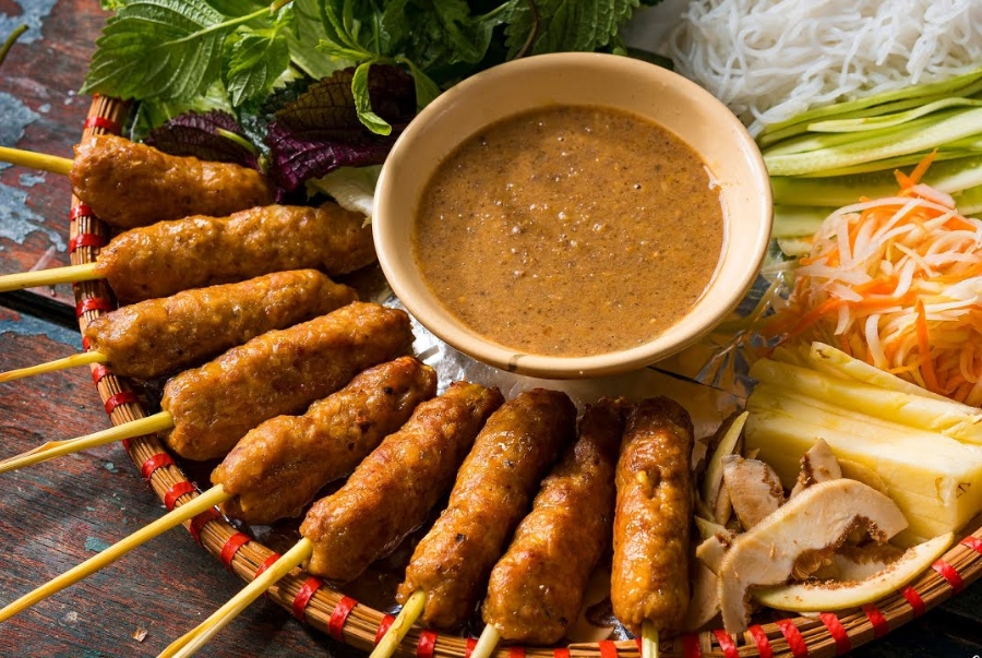 Nem lụi được làm từ thịt heo giã nhuyễn ăn kèm với bánh tráng và rau sống