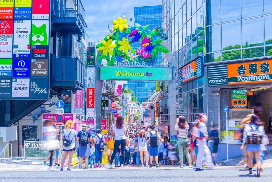 Phố Takeshita là tuyến phố đi bộ dài khoảng 400 mét nằm ngay đối diện ga Harajuku