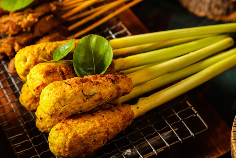 Sate Lilit là món thịt được quấn quanh cọng sả sau đó nướng trên bếp than hồng
