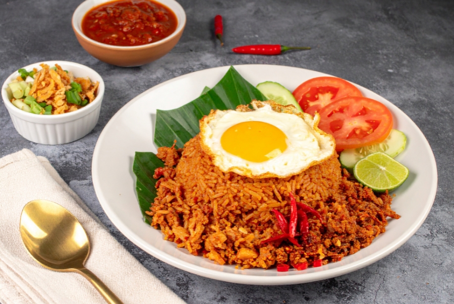 Nasi Goreng là món cơm chiên phổ biến được xào cùng gia vị đặc trưng của Indonesia