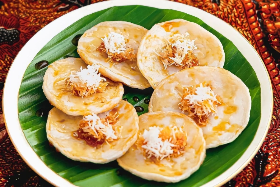 Món bánh ngọt truyền thống Laklak của Bali được làm từ bột gạo và sau khi chín thì ăn cùng dừa nạo tươi