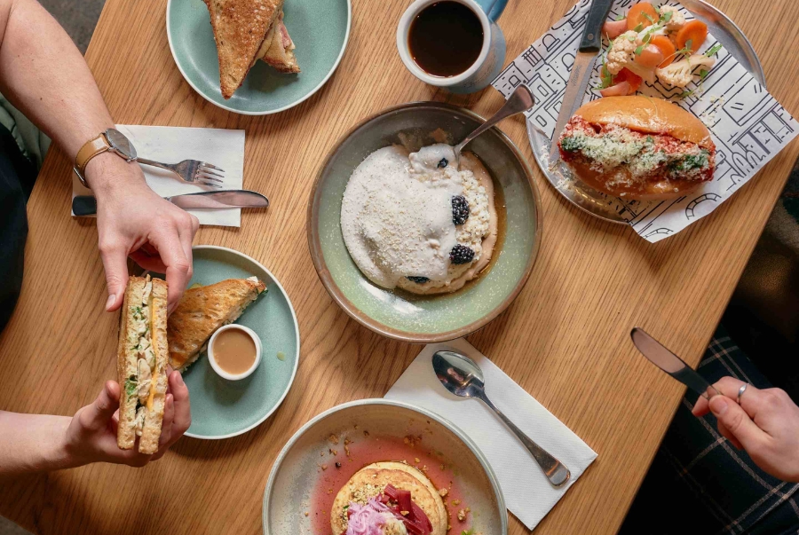 Ngoài ra Proud Mary còn phục vụ những món ăn nhẹ cho du khách