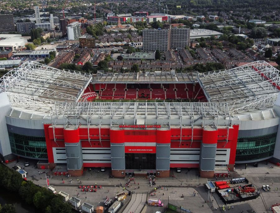 Old Trafford trải qua quá trình sửa chửa và khôi phục dài trong khoảng thời gian 8 năm