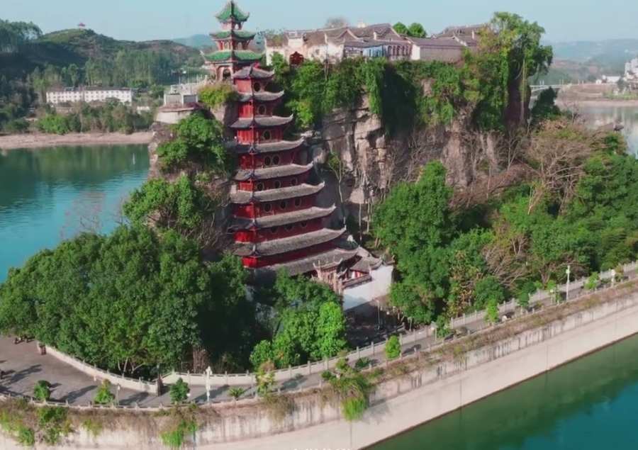 Tháp Shibaozhai cao 12 tầng và hoàn toàn làm bằng gỗ mà không sử dụng đinh