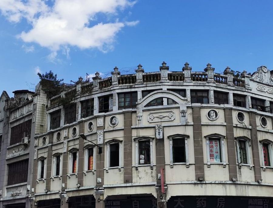 Những dãy nhà "Kiều lầu" (Qilou) cổ kính nằm dọc trên đại lộ Trung Sơn