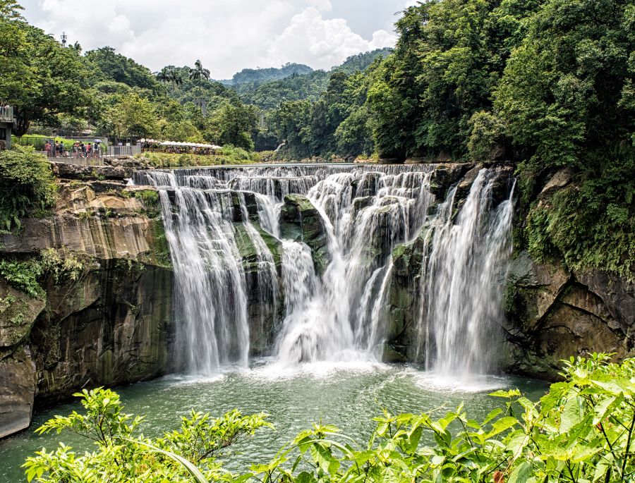 Thác Thập Phần hiện ra như một tuyệt tác thiên nhiên giữa lòng núi rừng Đài Loan