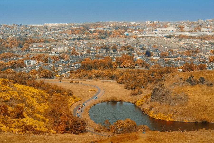 Toàn cảnh lá vàng trải khắp thung lũng Holyrood