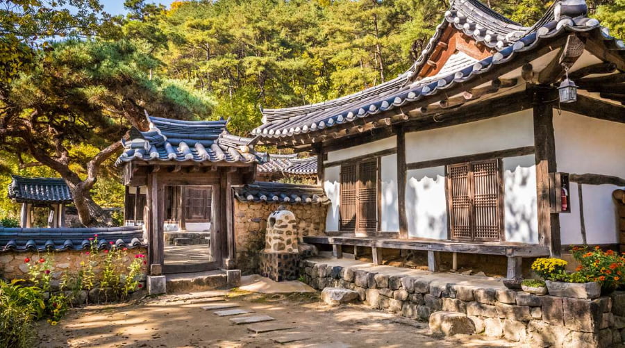 Ở lại làng Hanok truyền thống là một trải nghiệm du lịch độc đáo tại Hàn Quốc dành cho bạn