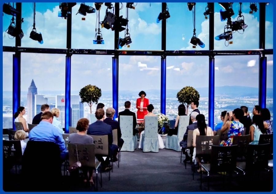 Main Tower là nơi chuyên tổ chức những buổi triển lãm đặc biệt dành riêng cho khách du lịch