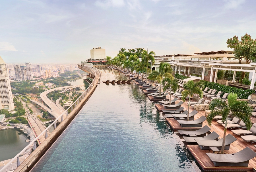 Hồ bơi vô cực trên tầng thượng của Marina Bay Sands là một trong những trải nghiệm được nhiều du khách yêu thích nhất