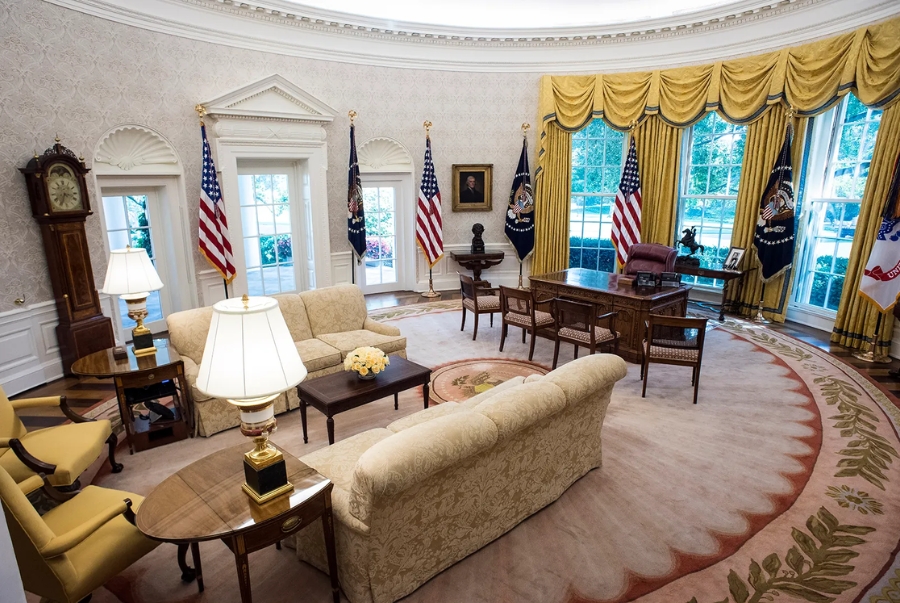 Oval Office là nơi tiếp khách và ký kết những văn kiện quan trọng